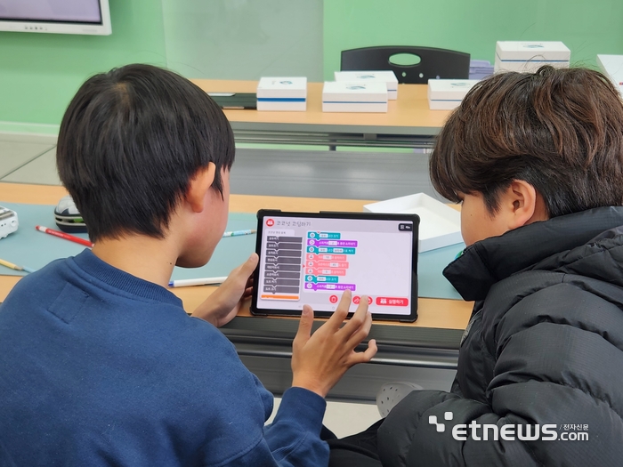 강원·춘천권 '디지털새싹캠프' 참가 학생이 SW를 체험하고 있다.