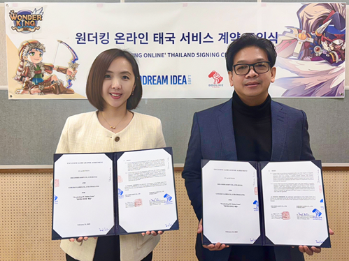 이제환 드림아이디어소프트 대표(왼쪽)와 트리수리 마노패치 갓라이크 게임즈 대표가 계약 조인식을 열었다.