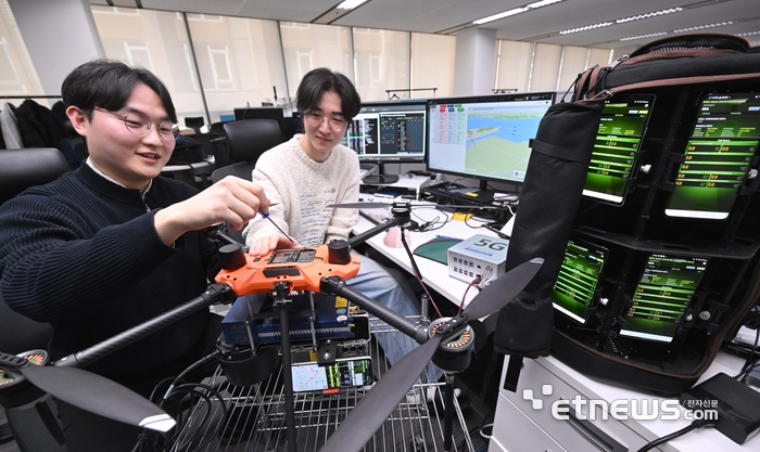 경기 성남시 이노와이어리스 연구원들이 드론, 로봇 등에 5G 모뎀을 탑재해 실시간 측정하고 원격 모니터링할 수 있는 'XCAL-Emb' 소프트웨어와 상공망 네트워크 측정용 드론패키지 'XCAL-Air'를 테스트하고 있다.박지호 jihopress@etnews.com