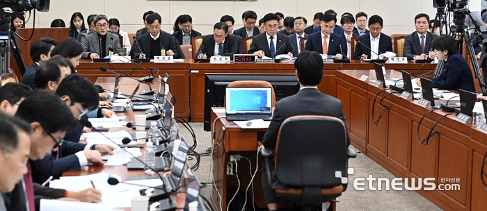 국회 과학기술정보방송통신위원회 인공지능(AI) 현안 공청회가 25일 서울 여의도 국회에서 열렸다. 진술인으로 참석한 최경진 가천대 교수가 발언하고 있다. 왼쪽부터 최 교수, 박성호 한국인터넷기업협회장, 이상학 한국통신사업자협회 부회장, 유상임 과학기술정보통신부 장관, 강도현 과기정통부 제2차관, 배경훈 LG AI연구원장, 장준영 법무법인 세종 변호사. 이동근기자 foto@etnews.com