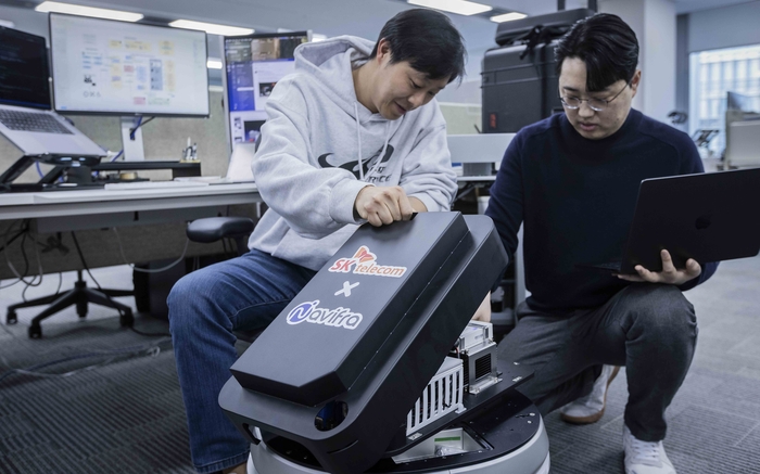 SKT 구성원들이 VLAM Kit를 살피며 MWC25를 준비하는 모습