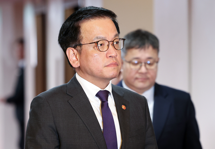 최상목 대통령 권한대행 부총리 겸 기획재정부 장관 25일 정부서울청사에서 열린 국무회의에 입장하고 있다.[연합뉴스]