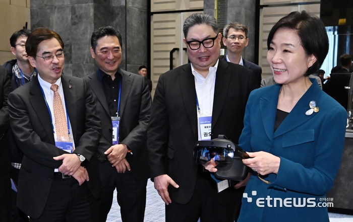 국내 기술로 만든 AR글래스 살펴보는 오영주 장관