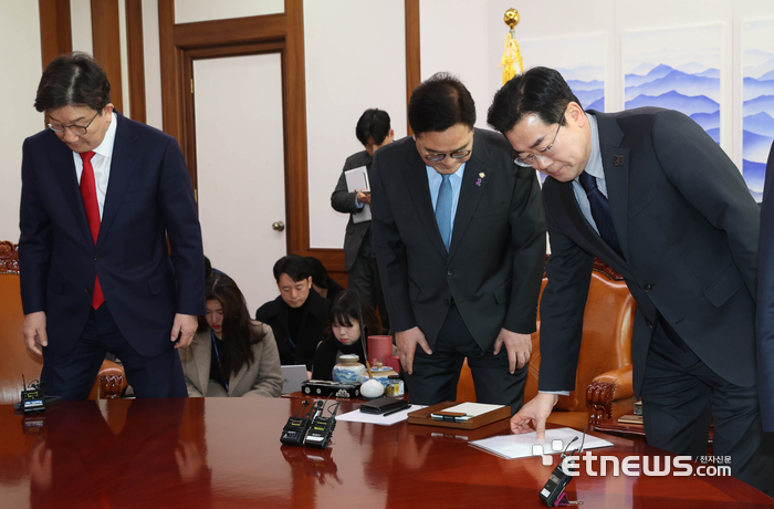 자리에 앉는 권성동-우원식-박찬대