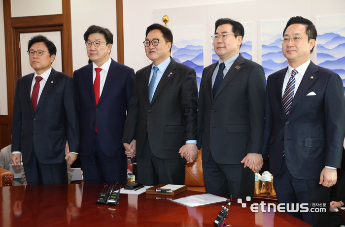 우원식 국회의장과 손 잡고 기념촬영 하는 여야 원내대표