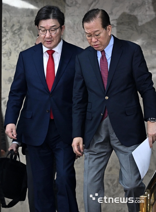 경제단체 간담회 참석하는 권성동-권영세