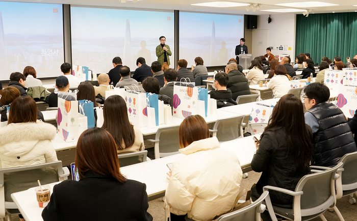 남궁표 롯데면세점 마케팅부문장이 지난 25일 중국 관광통역안내사를 대상으로 초청 행사를 진행하고 있는 모습.