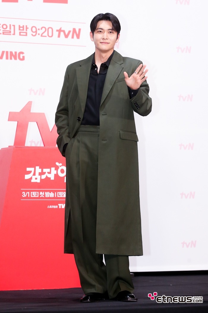 [ET포토] 강태오, '전역후 감자연구소로 컴백'