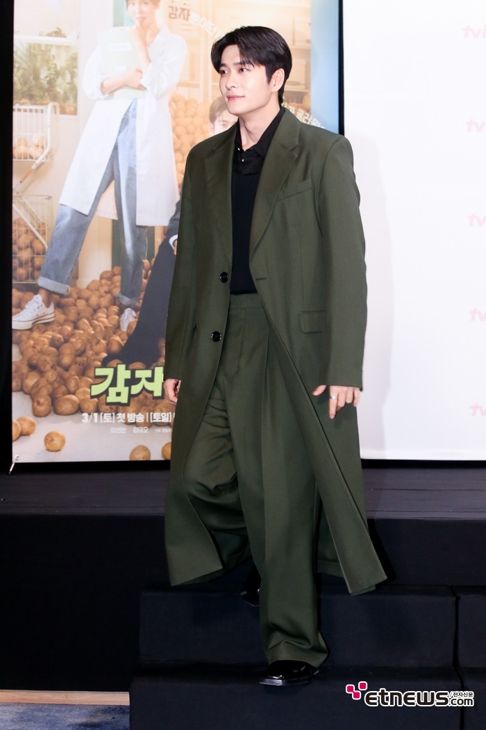 [ET포토] 강태오, '롱코트가 어울리는 피지컬'