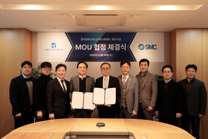 뉴로메카와 한국SMC 관계자들이 협동로봇 특화 자동화 솔루션 업무협약(MOU) 체결식에서 기념 사진을 촬영하고 있다. (사진=뉴로메카)