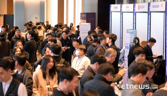 전자신문이 주최한 'CIO 서밋 2025'가 '생성형 AI의 새로운 지평을 넘어서'를 주제로 27일 서울 강남구 그랜드 인터컨티넨탈 서울 파르나스 호텔에서 열렸다. 행사장이 관람객으로 붐비고 있다. 김민수기자 mskim@etnews.com