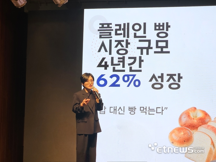 27일 진행된 SPC 파리바게뜨 프리미어 브랜드 '파란라벨' 론칭 기념 기자간담회에서 김연정 파리바게뜨 마케팅본부장(상무)가 발표하고 있다. 〈사진=강성전기자〉