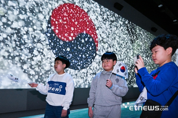 미디어아트로 보는 태극기