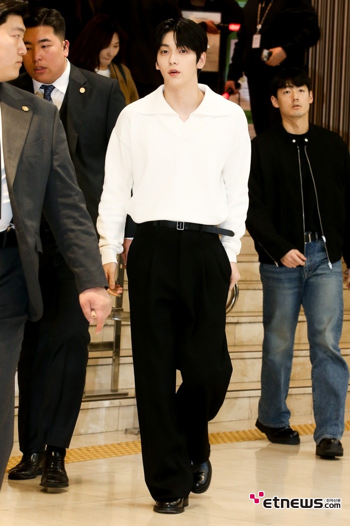 [ET포토] 수빈, '화이트 셔츠에 블랙 팬츠'