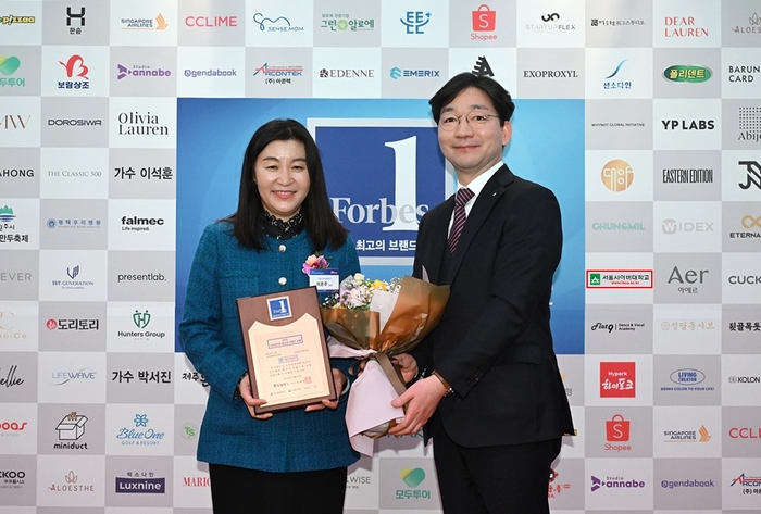 이은주 서울사이버대학교 총장(왼쪽)과 구국모 서울사이버대학교 부총장이 '2025년 소비자선정 최고의 브랜드 대상' 수상 기념 촬영을 하고있다. (사진=서울사이버대)