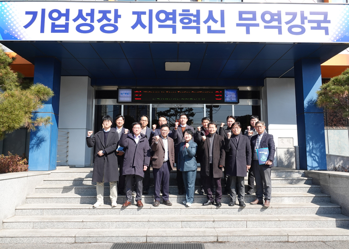 지난 27일 오후 1시 KTC 군포 본원 4층 대회의실에서 KTC-평택시 신성장 사업 분야 업무 협력 회의관련 단체사진(앞줄 왼쪽 세 번째 유재열 KTC 부원장, 네 번째 최형윤 평택시 미래첨단산업과장, 여섯 번째 이학주 평택산업진흥원장)