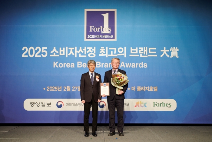 허재영 쿠쿠 전무(오른쪽)가 지난 27일 서울 더 플라자 호텔 그랜드볼룸에서 열린 '2025 소비자선정 최고의 브랜드 대상'에서 수상 후 기념촬영했다.