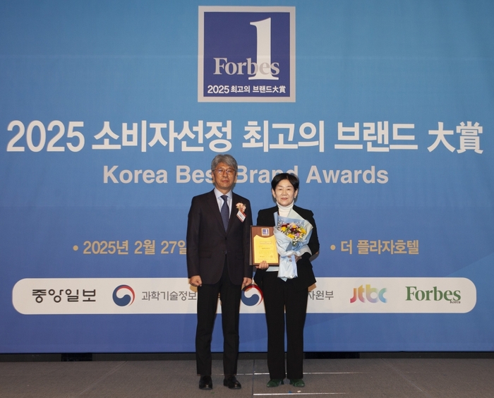 재능교육의 '생각하는피자'가 '2025 소비자 선정 최고의 브랜드 대상' 을 수상해 심은정 재능교육 스스로사업본부장이 기념촬영을 하고 있다.(사진=재능교육)