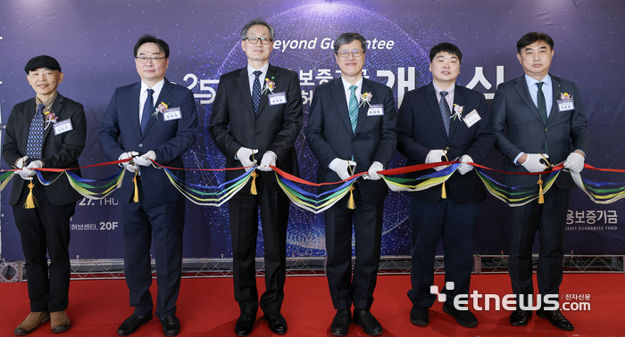 지난 27일 대전 유성구 엑스포타워에서 진행된 '대전금융허브센터' 개소식에서 최원목 신용보증기금 이사장(왼쪽에서 네 번째)과 유득원 대전시 행정부시장(왼쪽에서 세 번째), 김판건 미래과학기술지주(주) 대표이사(왼쪽에서 첫 번째), 황태형 (주)로우파트너스 대표이사(왼쪽에서 두 번째), 강신현 (주)퀀텀캣 대표이사(왼쪽에서 다섯 번째), 이동열 하나은행 충청영업그룹 부행장(왼쪽에서 여섯 번째)이 기념 촬영을 하고 있다.