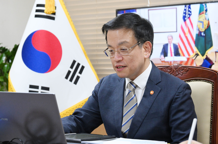 최상목 대통령 권한대행 부총리 겸 기획재정부 장관이 28일 정부서울청사에서 스콧 베센트 미국 재무장관과 화상 면담을 하고 있다. [연합뉴스]