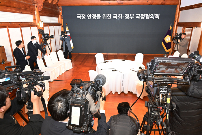 28일 서울 여의도 국회 사랑재에서 열릴 예정이던 국정 안정을 위한 국회-정부 국정협의회가 무산돼 자리가 비어 있다.[연합뉴스]