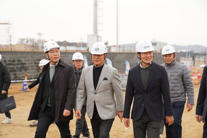 정몽규 대한축구협회장(사진 오른쪽)이 박상돈 천안시장(사진 오른쪽)과 함께 천안시 서북구 입장면에 건립 중인 대한민국 축구종합센터 공사 현장을 방문했다