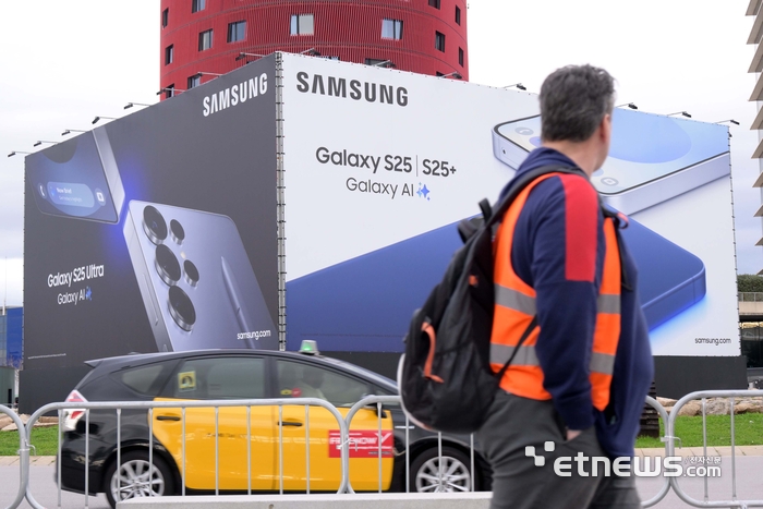 바르셀로나에 걸린 삼성전자 갤럭시 광고 현수막