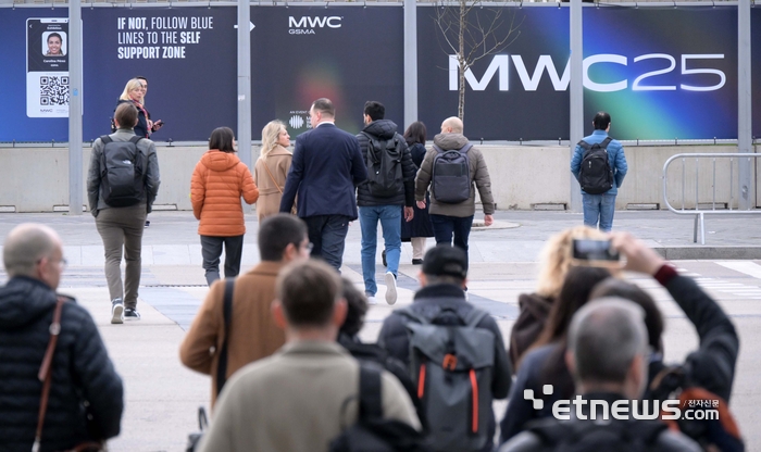 MWC25 준비 위해 입장하는 기업 관계자들