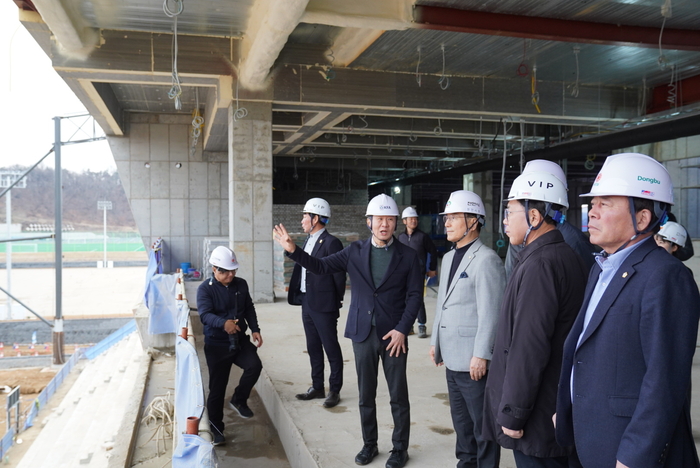 정몽규 축구협회장이  천안 축구종합센터 공사 현장을 둘러보고 있다.