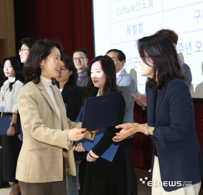지난달 28일 김경아 삼성바이오에피스 대표(왼쪽)가 인천 송도 사옥에서 열린 창립기념식에서 우수 직원을 시상하고 있다.