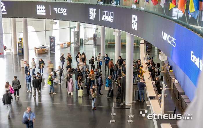 세계 최대 이동통신 박람회 MWC25(모바일 월드 콩그레스)가 '융합, 연결, 창조(Converge, Connect, Create)'를 주제로 3일 스페인 바르셀로나 피라 그란 비아에서 열린다. 개막을 하루 앞둔 2일 참가기업 관계자들이 전시 준비를 위해 입장하고 있다. 바르셀로나(스페인)=김민수기자 mskim@etnews.com