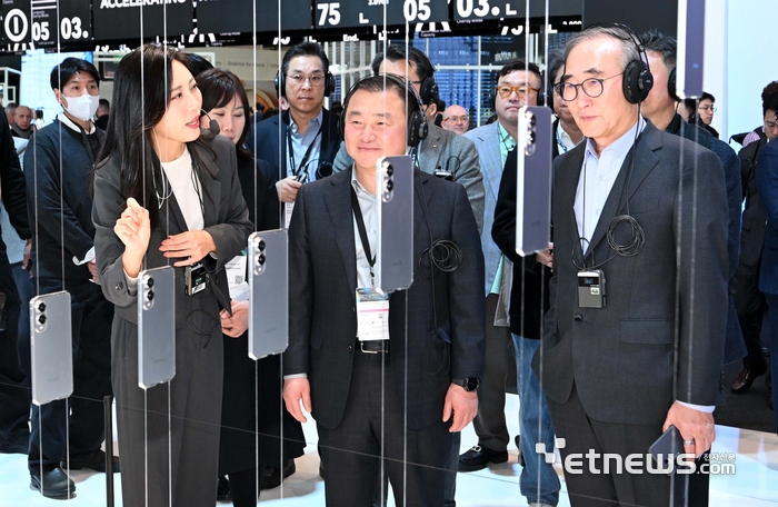 갤럭시S25 엣지 보는 노태문 삼성전자 사장-김영섭 KT 대표