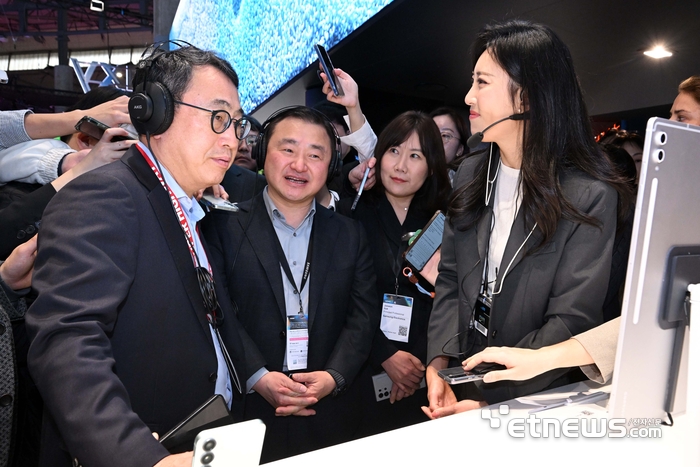 갤럭시AI 기능 설명 듣는 유영상 대표와 노태문 사장