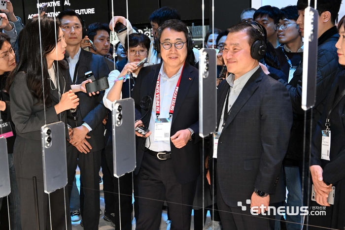 '갤럭시 S25엣지' 살펴보는 유영상-노태문