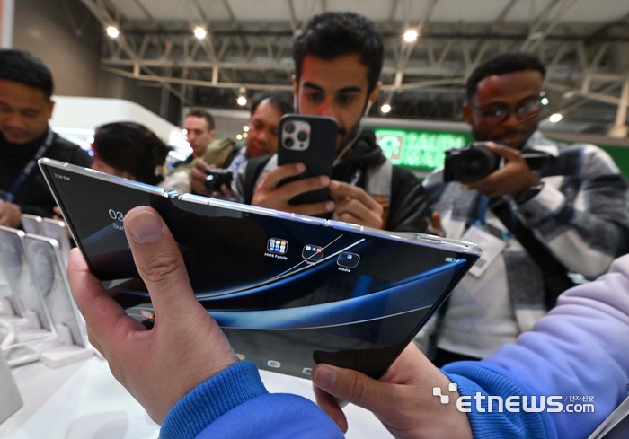 트리폴드 스마트폰 '시선집중'