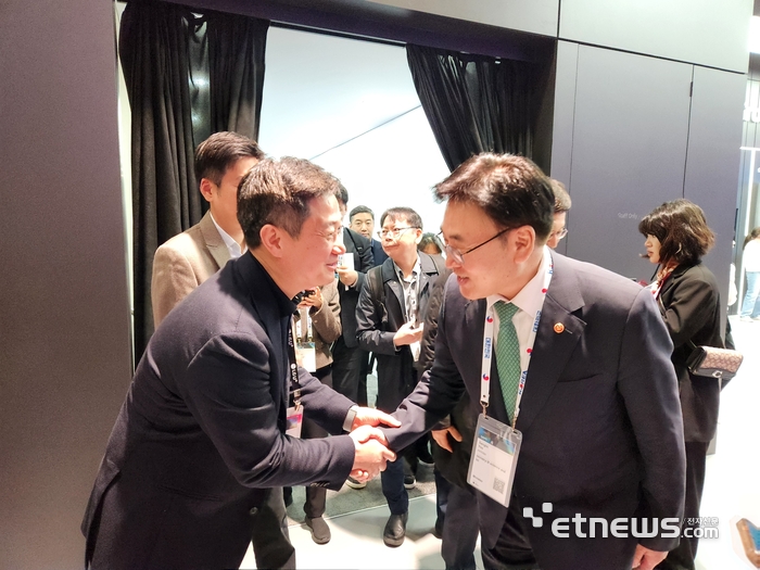 유상임 과학기술정보통신부 장관(오른쪽)이 스페인 바르셀로나에서 열린 MWC25 개막일에 홍범식 LG유플러스 대표를 만나 인사하고 있다.