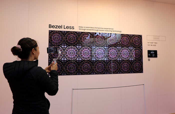 6.8형 베젤리스 OLED 10개와 31.5형 모니터를 활용해 만든 타일형 OLED. 〈사진 삼성디스플레이 제공〉
