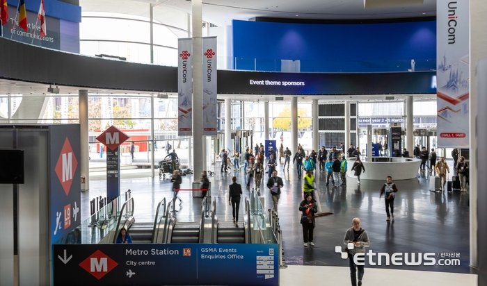 세계 최대 이동통신 박람회 MWC25(모바일 월드 콩그레스)가 '융합, 연결, 창조(Converge, Connect, Create)'를 주제로 3일 스페인 바르셀로나 피라 그란 비아에서 열린다. 개막을 하루 앞둔 2일 참가기업 관계자들이 전시 준비를 위해 입장하고 있다. 바르셀로나(스페인)=김민수기자 mskim@etnews.com