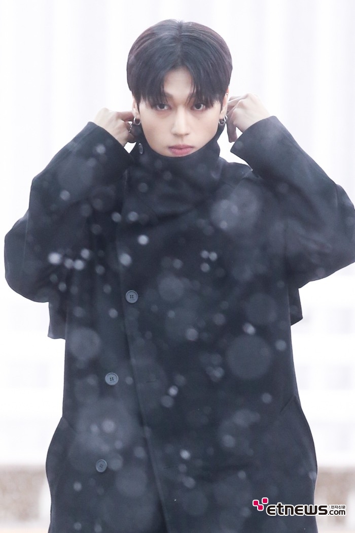 [ET포토] 에이티즈 우영, '코트 깃 올려 세우고'