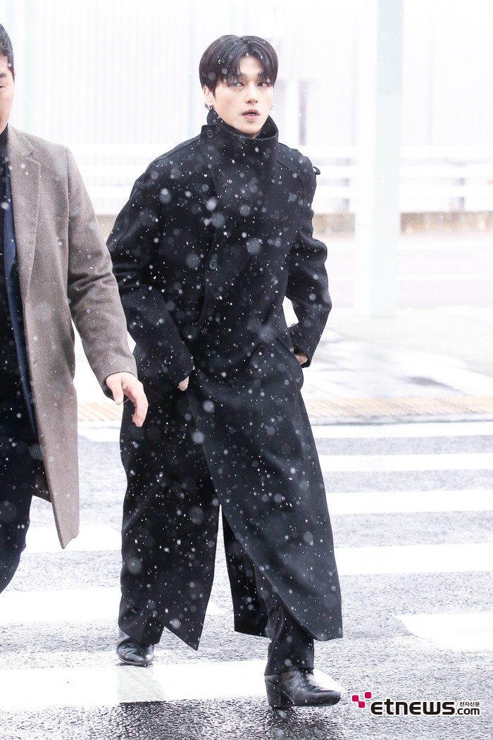 [ET포토] 에이티즈 우영, '롱코트가 어울리는 날'