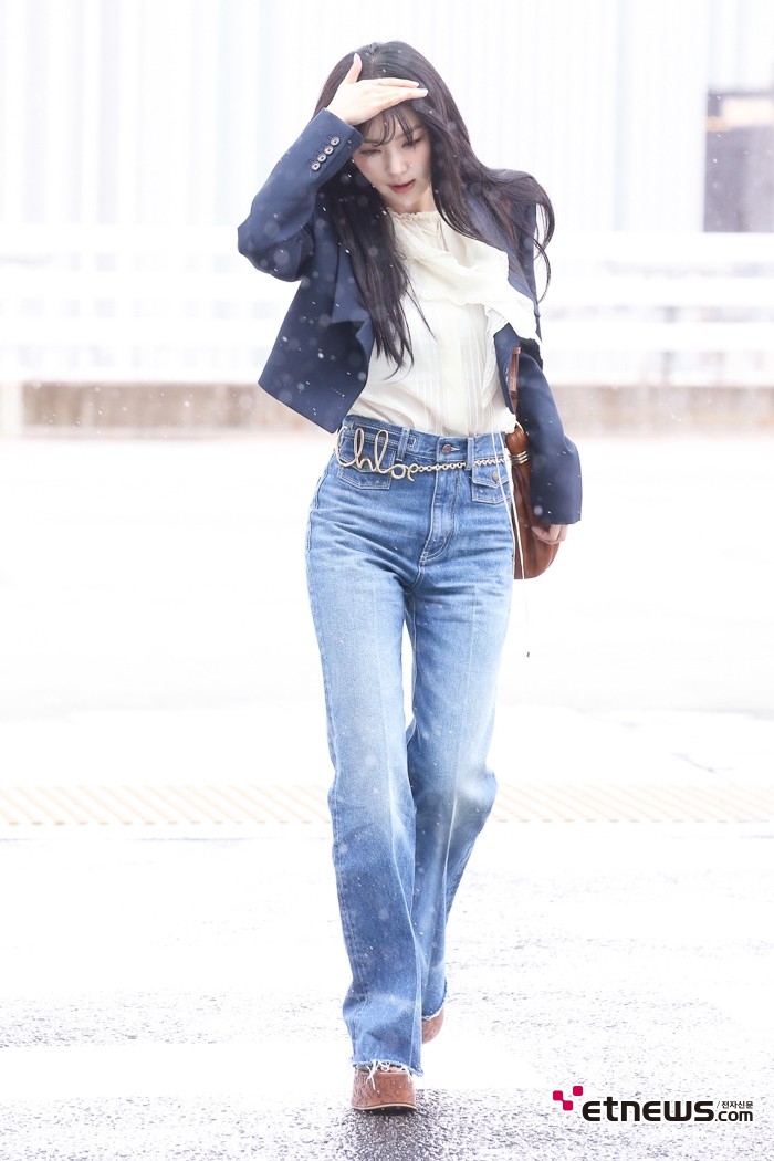 [ET포토] 레드벨벳 슬기, '눈 피하는 모습도 화보'