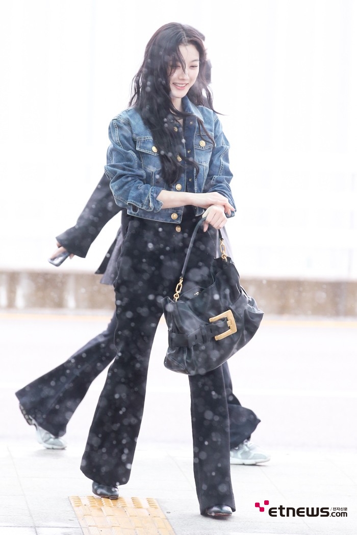 [ET포토] 김유정, '눈맞으며 츨겁게'