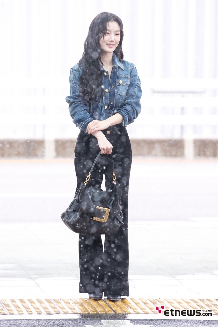 [ET포토] 김유정, '한 겨울에도 소매 걷어 올리며'