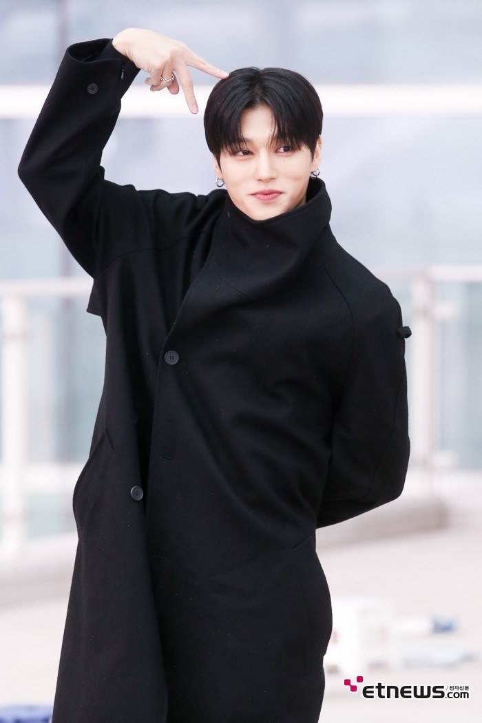 [ET포토] 에이티즈 우영, '이런 포즈는 어때요~'