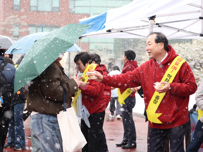 육동인 경인여대 총장이 학생들에게 마카롱과 스마일 뱃지를 나눠주고 있다. (사진=경인여대)