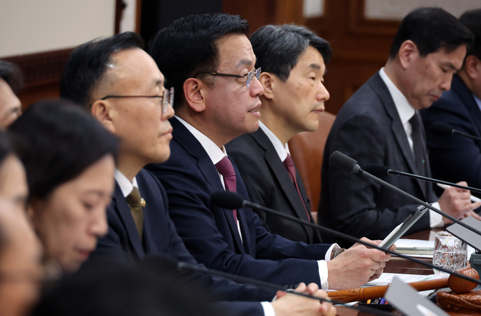 최상목 대통령 권한대행 부총리 겸 기획재정부 장관이 4일 정부서울청사에서 국무회의를 하고 있다. 〈연합뉴스〉