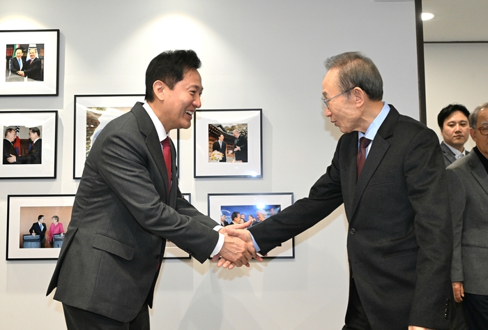 오세훈 서울시장이 4일 오후 서울 서초구 청계재단 영포빌딩을 찾아 이명박 전 대통령을 예방했다. 사진=서울시 제공