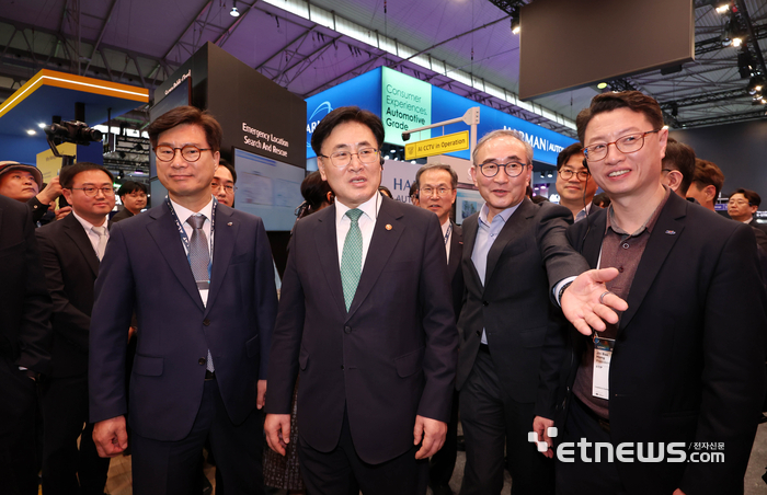 세계 최대 이동통신 박람회 MWC25(모바일 월드 콩그레스)가 '융합, 연결, 창조(Converge, Connect, Create)'를 주제로 3일(현지시간) 스페인 바르셀로나 피라 그란 비아에서 열렸다. KT부스를 방문한 유상임 과학기술정보통신부 장관(앞줄 왼쪽 두번째)이 김영섭 KT 대표(앞줄 오른쪽 두번째)와 함께 KT 부스를 둘러보고 있다.  바르셀로나=사진공동취재단