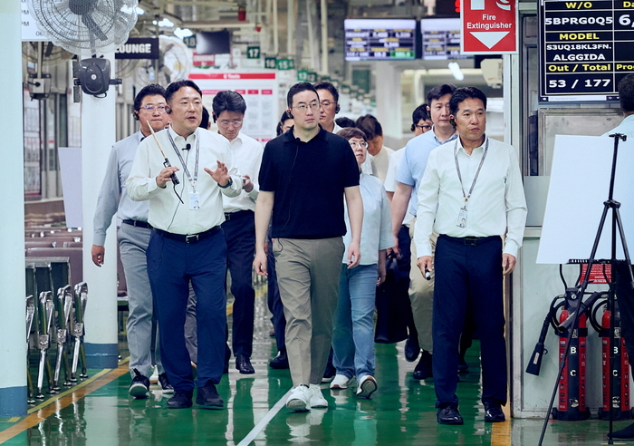 구광모 LG 회장(사진 앞줄 가운데)이 지난 3월 인도 뉴델리에 위치한 LG전자 노이다 생산공장을 방문해 생산라인을 살펴보고 있다.
