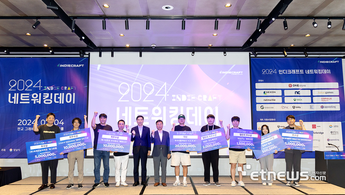 경기 성남산업진흥원이 지난해 개최한 '인디크래프트' 행사 후 기념 촬영했다.